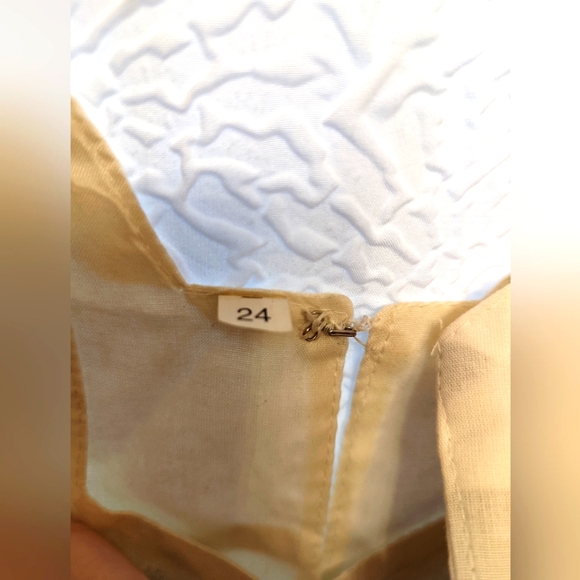 Little Girls Indian Lehnga set in ivory and gold size 24 - Picture 3 of 3